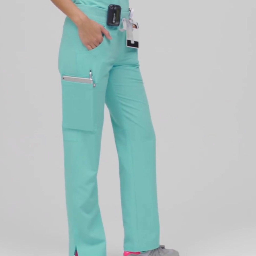 [SOLD] Figs Aqua Kade Cargo Scrub Pants (S Tall)
